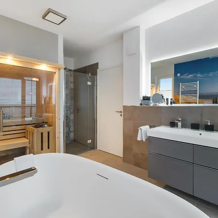 Herzmuschel Erste Reihe, Dachterrasse, Schleiblick, Garten, Carport, Gaskamin, Sauna, Terrasse, Strandkorb, Aussenrolllaeden Semesterbostad *